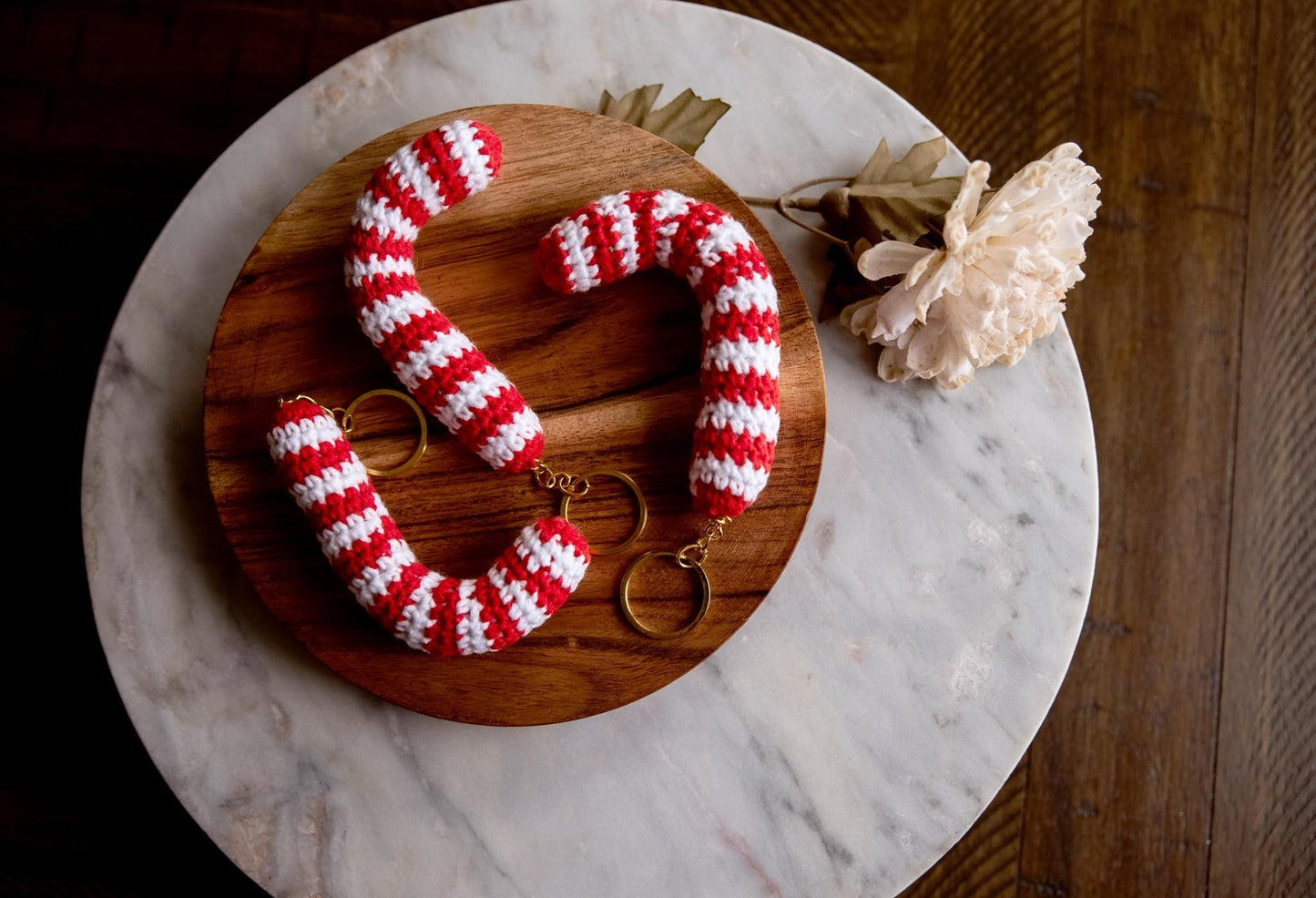 Christmas Keychain Candy Cane Keychain Kawai Candy Cane Zipper Pull Candy Cane Backpack Charm Candy Cane Crochet Keychain Stocking Stuffer - Hemsin Atelier
